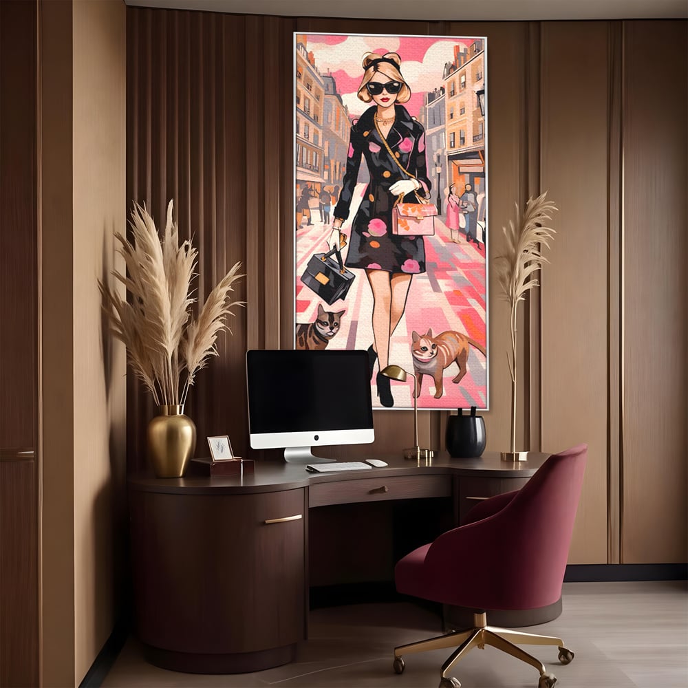 Tablou canvas cu ilustratie fashion cu femeie si pisici, in rama de aluminiu argintiu, pe perete intr-un birou